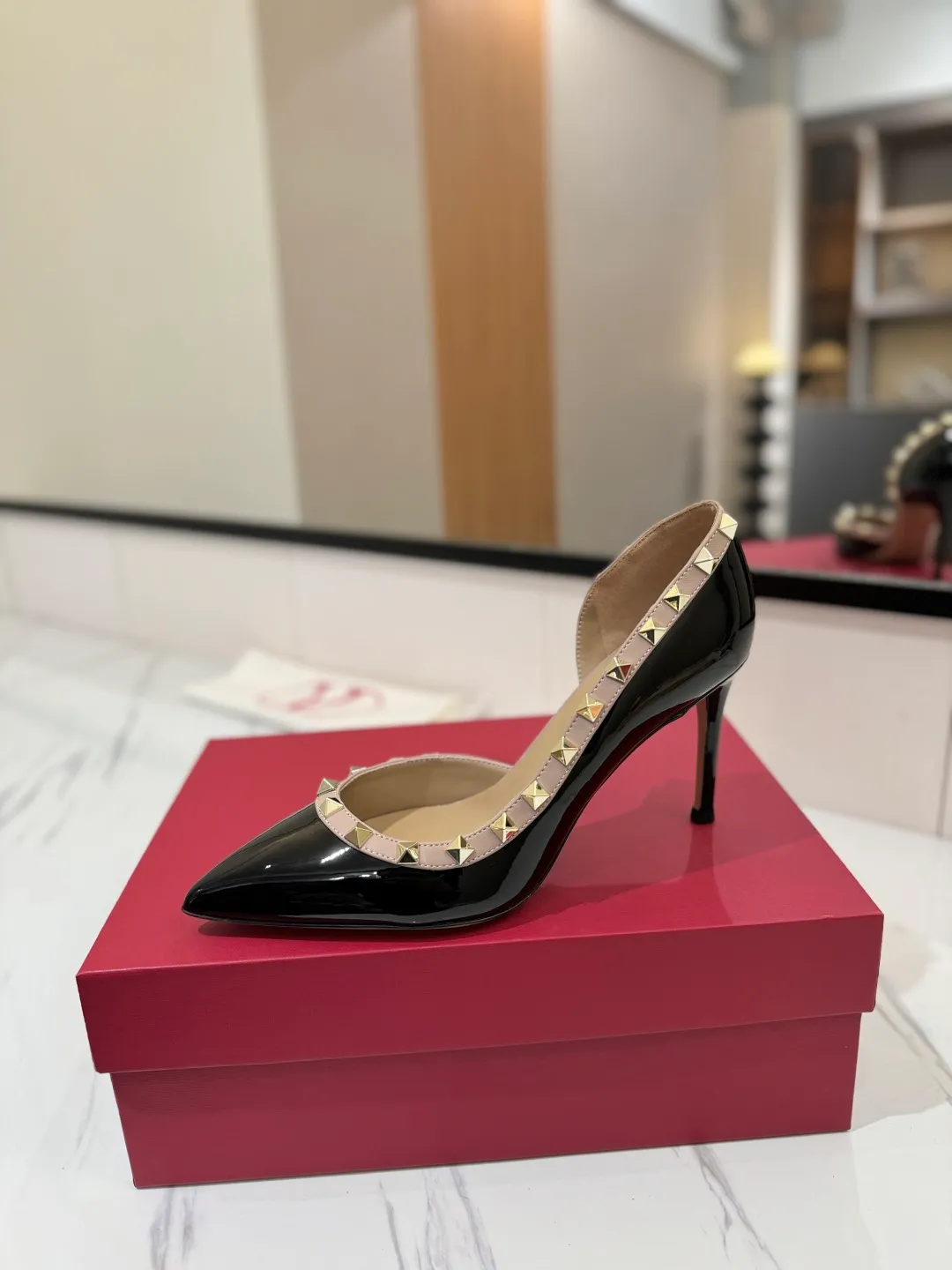 👟👟Ex-factory price 580👟👟 Valentino/Valentino rivet VT classic shoes, top replica! The side curves are perfect, the original molded custom-made rust-free rivets, and the textured hardware bring out a full sense of high-end, giving you a genuine foot feel! The first choice for high-end customers❤️ [Material] Upper: Original imported custom patent leather Lining: Original imported goatskin Outsole: Imported pearlescent leather outsole Heel height: 6.5CM Code number: 35-39 [34, 40, 41, 42 custom-made are not returnable]